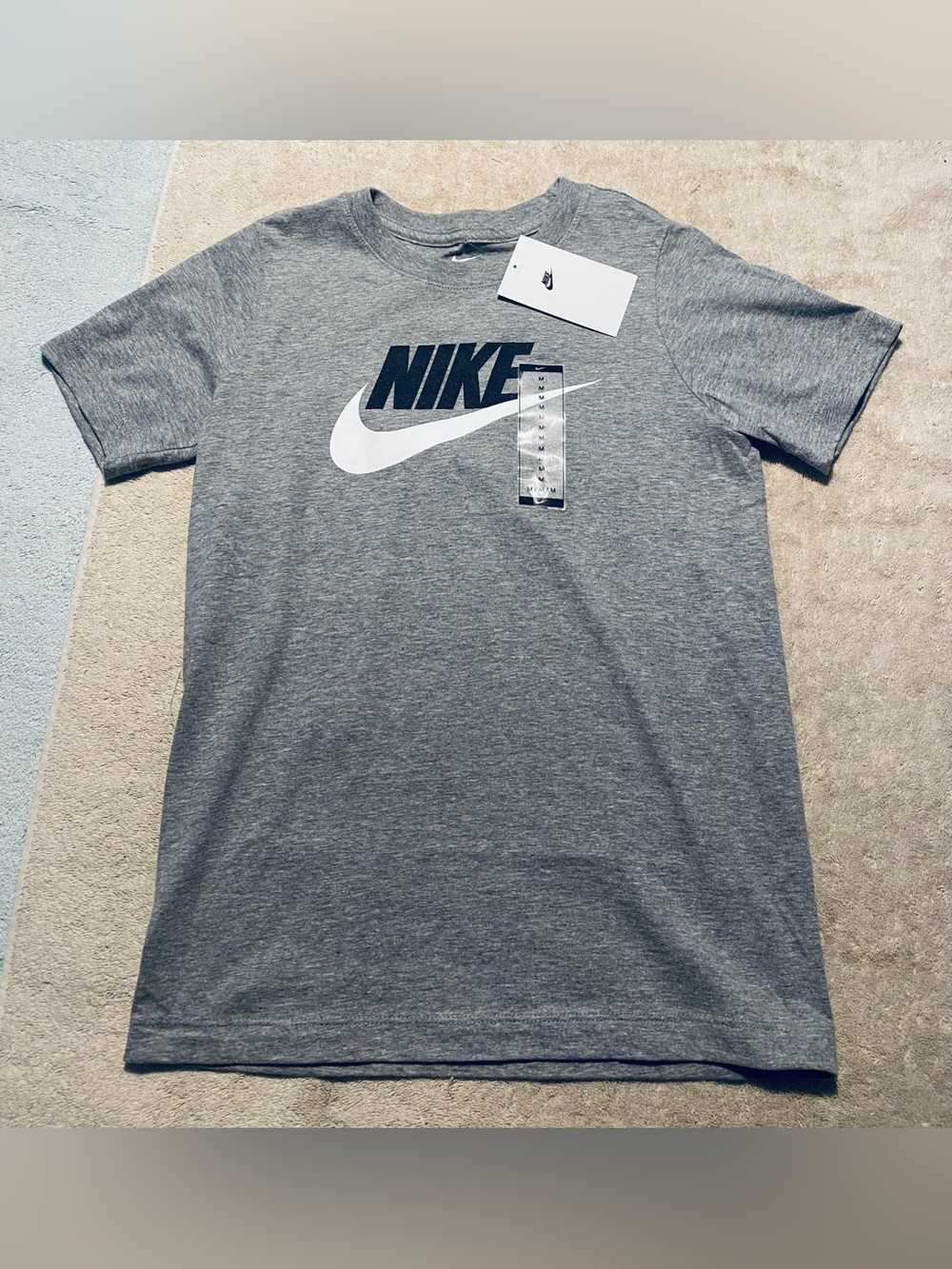 New The Nike Tee youth boys medium gray white black t shirt